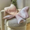 L'expressionist Coussin noeud XL en satin